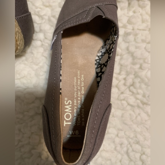 Toms Grey Wedge Sandal, size 6 - Picture 7 of 7